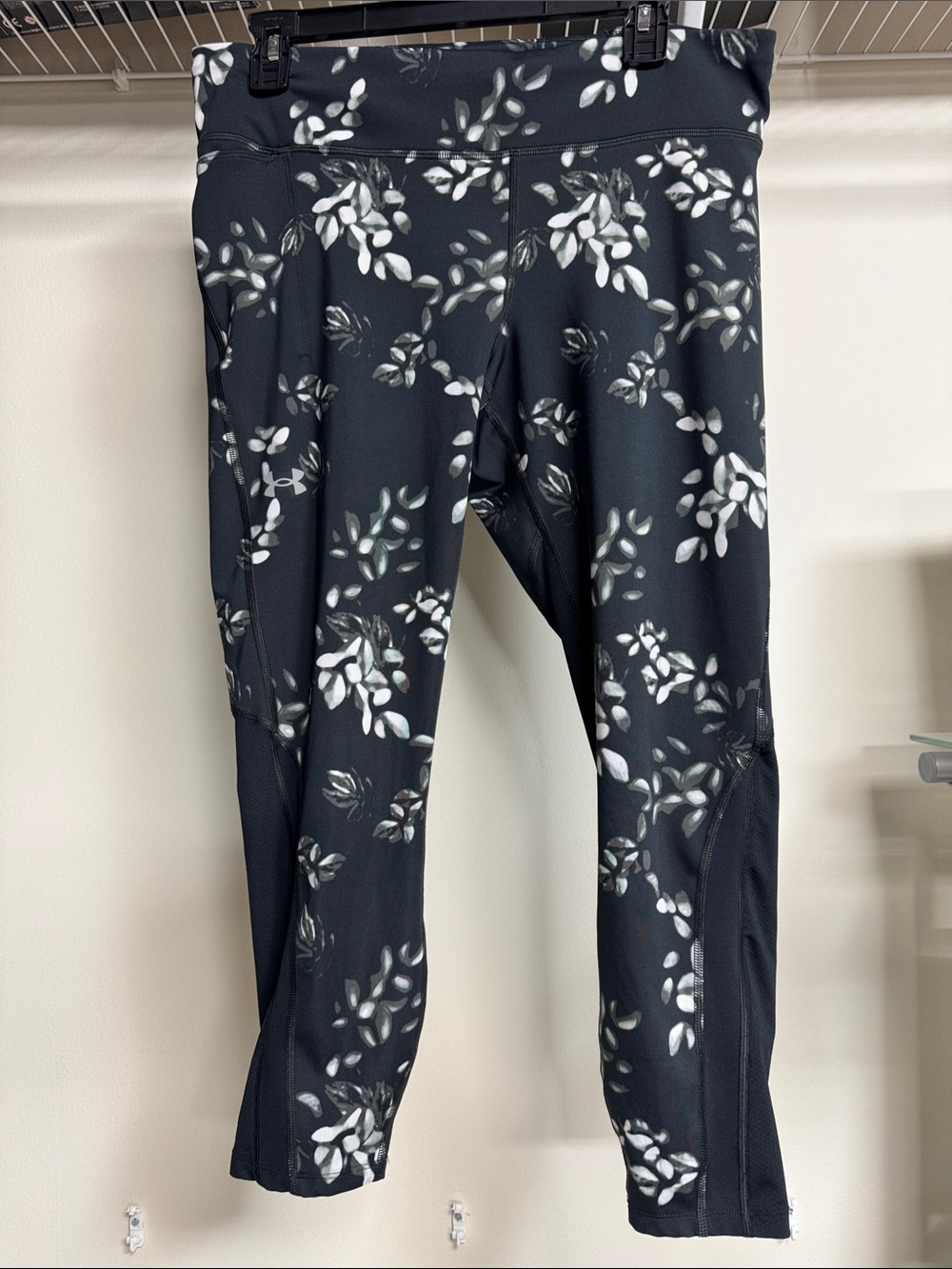 Under Armour Black Capri Leggings with White Floral Print XL